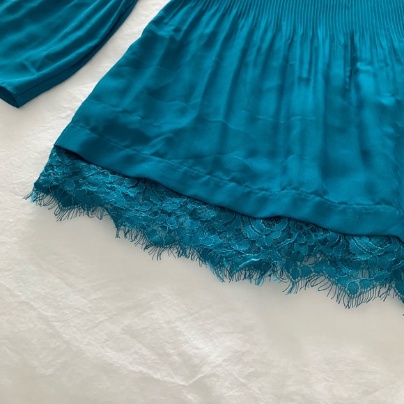 Turquoise slit sleeve blouse. - Picture 3 of 5